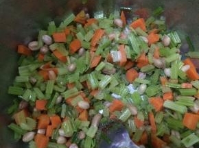 把芹菜和花生放入盘中，加入适量的调料。如图6
7.