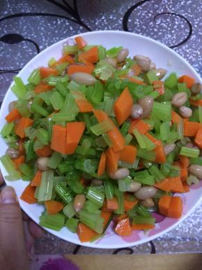 搅拌均匀，放入盘子中