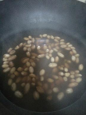 把花生放入锅中加入适量的盐。煮软为止。