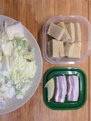 白菜洗净撕成小片，冻豆腐切块，五花肉切薄片，姜切薄片。