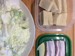 白菜洗净撕成小片，冻豆腐切块，五花肉切薄片，姜切薄片。