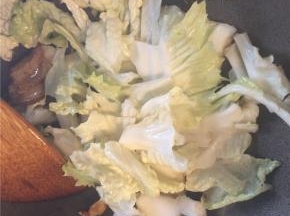 转大火下入白菜翻炒两分钟，加入足量热水