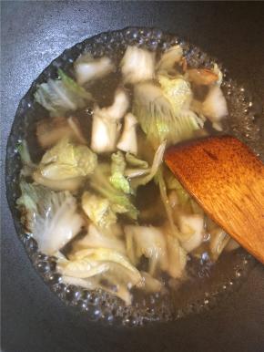 锅内的汤煮沸后下入冻豆腐，小火加盖煮三分钟。