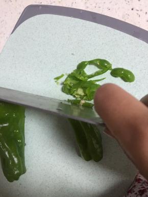 准备好青椒，用水清洗干净，切成丝