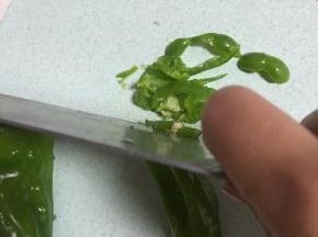 准备好青椒，用水清洗干净，切成丝