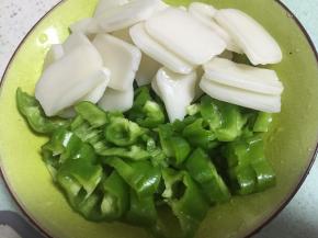 把年糕切片，也可以直接买片状年糕