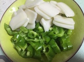 把年糕切片，也可以直接买片状年糕