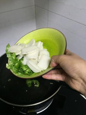 锅里倒入橄榄油，加热，倒入青椒翻炒