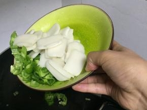 锅里倒入橄榄油，加热，倒入青椒翻炒