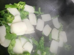 依次加入少量水、适量鲜酱油、盐、搅拌均匀，翻炒5分钟左右，使得年糕软糯