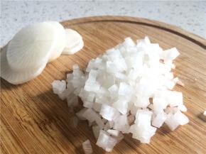 白萝卜洗净去皮，切小丁