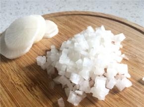白萝卜洗净去皮，切小丁