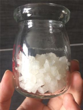 取一个干净的小瓶，放入白萝卜丁