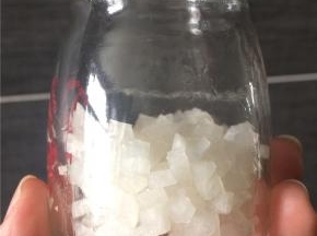 取一个干净的小瓶，放入白萝卜丁