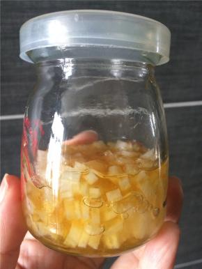 加蜂蜜至刚刚能没过白萝卜丁，加盖后放冰箱冷藏