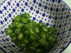 准备两个大蒜，把大蒜压碎，生姜切细放入尖椒中