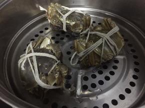 蒸锅里加入水，蒸15分钟