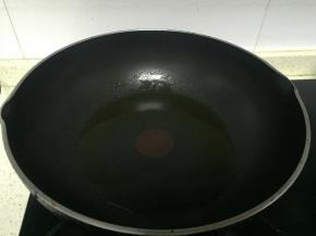 锅里倒入橄榄油，加热