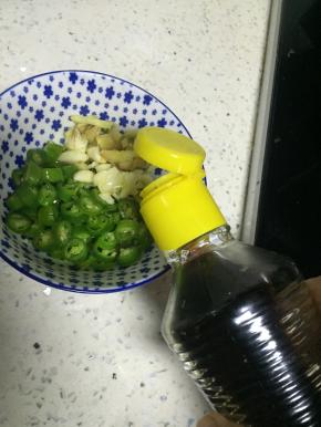 加入鲜酱油、醋、盐