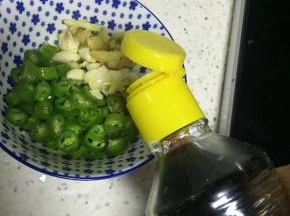 加入鲜酱油、醋、盐