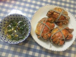 大闸蟹出锅，置于盘中