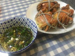 可将尖椒汁酱料淋于大闸蟹上，也可沾着吃，味道十分鲜美