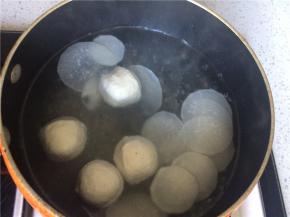 水开后下入鱼丸，中小火煮至鱼丸浮起体积变大