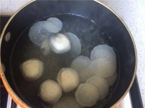 水开后下入鱼丸，中小火煮至鱼丸浮起体积变大