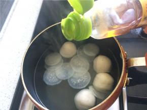 加入少量食盐调味后关火，滴入几滴香油