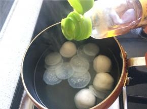 加入少量食盐调味后关火，滴入几滴香油