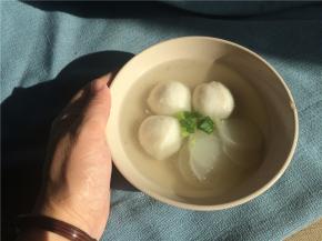 最后撒上白胡椒和葱花即可