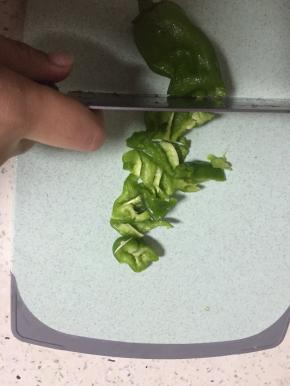 准备青椒，洗干净，切块