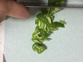 准备青椒，洗干净，切块