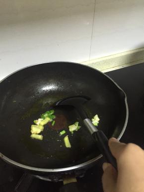 锅里倒入橄榄油，加热，放入葱姜蒜爆香