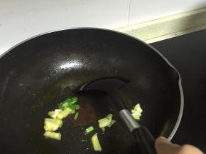 锅里倒入橄榄油，加热，放入葱姜蒜爆香