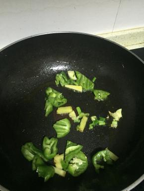加入青椒翻炒2-3分钟，至青椒变软
