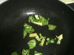 加入青椒翻炒2-3分钟，至青椒变软