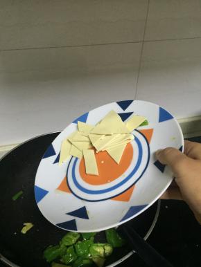 加入豆皮爆炒2-3分钟