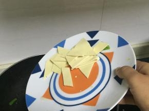 加入豆皮爆炒2-3分钟