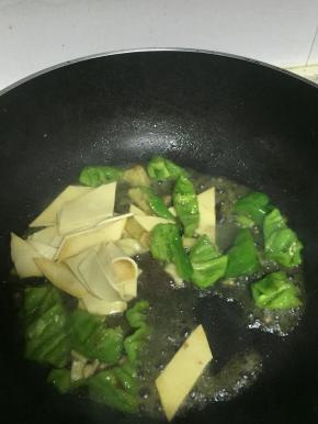 加入少量的水，加入料酒和少许盐，翻炒1-2分钟