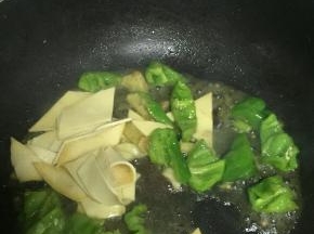 加入少量的水，加入料酒和少许盐，翻炒1-2分钟