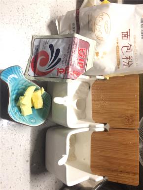 在高筋面粉中依次加入盐、白糖、酵母和黄油，用手将黄油和面粉搓成小颗粒，慢慢加入温水，和成一个光滑的面团，继续揉面15分钟左右