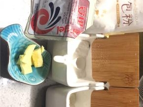 在高筋面粉中依次加入盐、白糖、酵母和黄油，用手将黄油和面粉搓成小颗粒，慢慢加入温水，和成一个光滑的面团，继续揉面15分钟左右
