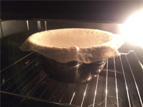 将揉好的面团放有发酵功能的烤箱发酵约60分钟到2倍大，等待发酵的期间来准备披萨馅料，香肠切片，香菇切片，洋葱和青椒切丝