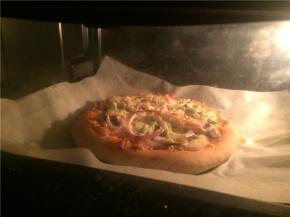 最后再均匀地撒上一层马苏里拉奶酪，入烤箱220度15分钟