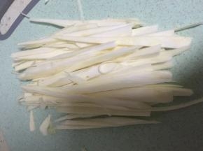 准备茭白，洗干净，切丝
