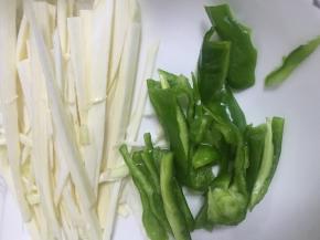 准备青椒2个，将丝