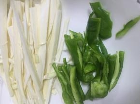 准备青椒2个，将丝