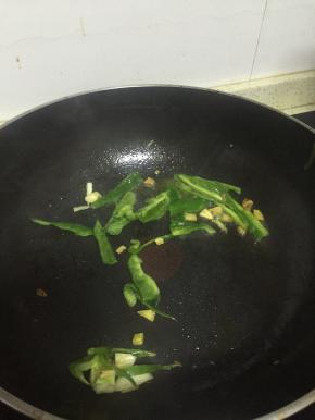 加入青椒翻炒2-3分钟，至变软