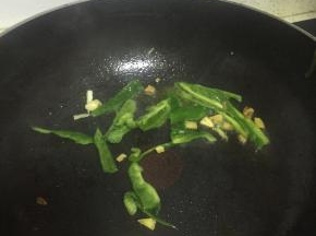 加入青椒翻炒2-3分钟，至变软
